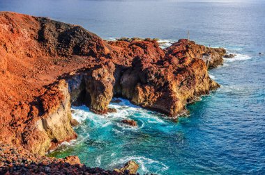 tenerife Kuzey-Batı Yakası punto teno deniz feneri, Kanarya Adaları yakınındaki kayalarda