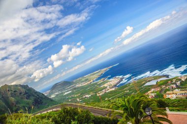 Okyanus kıyısında dalgaları, Tenerife, Kanarya Adaları'ile.
