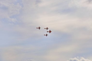 Moskova, Rusya - Ağustos 2015: Akrobasi grubu oluşumu 