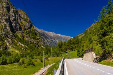 Asfalt yol Alp Dağları, Randa, Visp, Wallis Valais İsviçre