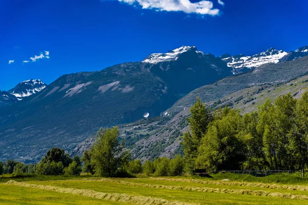 Velden Weiden Met Bergen Van Zwitserse Alpen Agarn Leuk Visp — Stockfoto