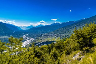 Ağaçlar ve İsviçre Alpleri'nin dağlar, Leuk, Visp, Wallis, Valais İsviçre Nehri