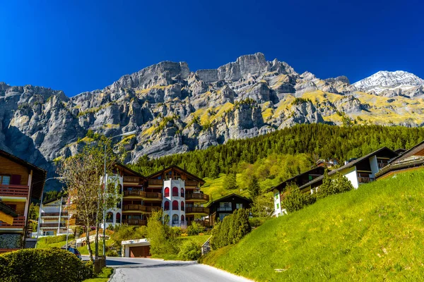 シャレー スイス アルプス ロイカーバート レウク フィスプ ウォリス ヴァレー州スイス村のホテル — ストック写真
