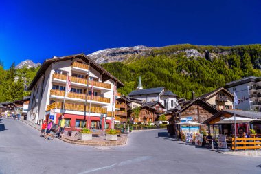 Leukerbad, İsviçre - Nisan 2017: Dağ evi ve Alpler, Leukerbad, Leuk, Visp, Wallis, Valais İsviçre İsviçre village otelleri
