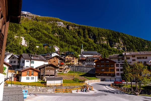 Chaty Hotely Švýcarské Vesničce Alpách Leukerbad Leuk Visp Wallis Švýcarsko — Stock fotografie