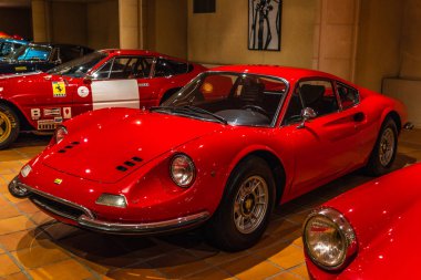 Fontvieille, Monako - Haziran 2017: kırmızı Ferrari 246 Gt Dino 1973 yılında Monaco ilk araba koleksiyonu Müzesi.
