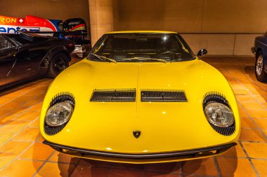 Fontvieille, Monako - Haziran 2017: sarı Lamborghini Miura P400 1967 yılında Monaco ilk araba koleksiyonu Müzesi.