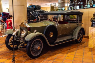 Fontvieille, Monako - Haziran 2017: yeşil Rolls-Royce yirmi 1927 Monaco ilk araba koleksiyonu Müzesi'nde.