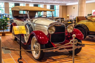 Fontvieille, Monako - Haziran 2017: beyaz kırmızı Lincoln V8 Çift Kişilik Phaeton 1928 yılında Monaco ilk araba koleksiyonu Müzesi.
