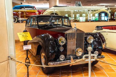 Fontvieille, Monako - Haziran 2017: Rolls-Royce salon 1953 yılında Monaco ilk araba koleksiyonu Müzesi Bordo.