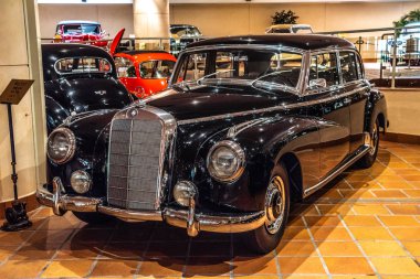 Fontvieille, Monako - Haziran 2017: siyah Mercedes T300 1954 yılında Monaco ilk araba koleksiyonu Müzesi.