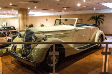 Fontvieille, Monako - Haziran 2017: beyaz Packard sekiz Cabrio 1935 yılında Monaco ilk araba koleksiyonu Müzesi.