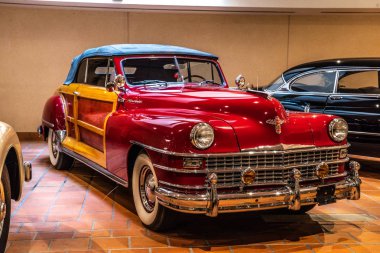 Fontvieille, Monako - Haziran 2017: kırmızı Chrysler şehir ve ülke Cabrio 1947 yılında Monaco ilk araba koleksiyonu Müzesi.