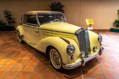 Fontvieille, Monako - Haziran 2017: fil Mercedes 220w187 1955 içinde Monako en iyi araba koleksiyonu Müzesi kemik.