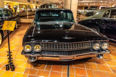 Fontvieille, Monako - Haziran 2017: siyah Cadillac 67 Sedan 1961 Monaco ilk araba koleksiyonu Müzesi'nde.