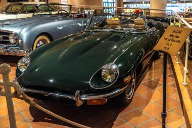 Fontvieille, Monako - Haziran 2017: koyu yeşil Jaguar 42 Roadster Cabrio 1969 yılında Monaco ilk araba koleksiyonu Müzesi.