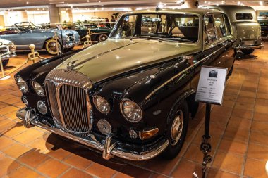 Fontvieille, Monako - Haziran 2017: siyah kum Daimler Ds 420 1970 yılında Monaco ilk araba koleksiyonu Müzesi.