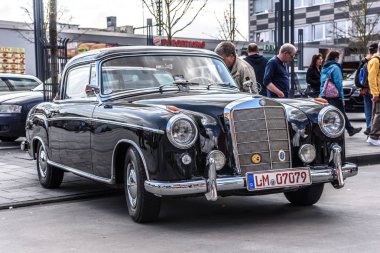 Almanya, Limburg - Nisan 2017: siyah Mercedes-Benz 300 W186, W188, W189 1961 Limburg an der Lahn Hesse, Almanya.