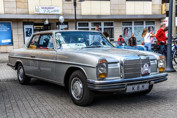 Niemcy Limburg Kwiecień 2017 Srebrny Mercedes Benz W114 W115 1968 — Zdjęcie stockowe