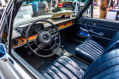 Almanya, Limburg - Nisan 2017: Limburg 'da gümüş rengi Mercedes-Benz W114 W115 1968, Hesse, Almanya.