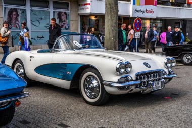 Almanya, Limburg - Nisan 2017: Beyaz mavi Chevrolet Corvette C1 Üstü açılabilir Cabrio 1958 Limburg an der Lahn, Hesse, Almanya.