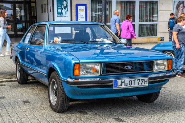 Almanya, Limburg - Nisan 2017: mavi Ford Granada 1972 Limburg an der Lahn, Hesse, Almanya.