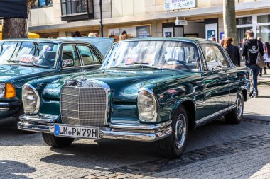 Almanya, Limburg - Nisan 2017: koyu yeşil Mercedes-Benz W111 W112 300se 1959 Limburg an der Lahn, Hesse, Almanya.