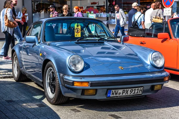 Almanya, Limburg - Nisan 2017: mavi Porsche 911 Carerra Coupe 1964 Limburg an der Lahn, Hesse, Almanya.