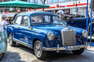 Almanya, Limburg - Nisan 2017: Mavi Mercedes-Benz W120 W121 1953 Limburg an der Lahn, Hesse, Almanya.