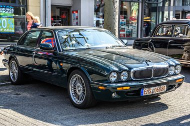 Almanya, Limburg - Nisan 2017: koyu yeşil X308 Jaguar Xj 1997 Limburg an der Lahn Hesse, Almanya.