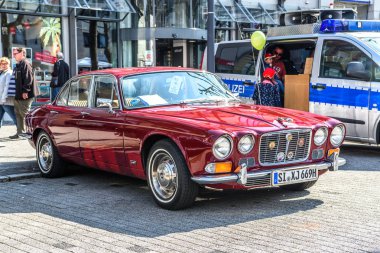 Almanya, Limburg - Nisan 2017: kırmızı Jaguar Xj Coupe Xj-C, Xj6-C, Xj12-C 1975 yılında Limburg an der Lahn, Hesse, Almanya.