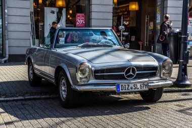 Almanya, Limburg - Nisan 2017: gümüş Mercedes-Benz W113 230 250 Sl Cabrio 1963 Limburg an der Lahn, Almanya.