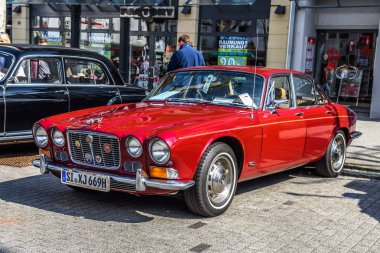 Almanya, Limburg - Nisan 2017: kırmızı Jaguar Xj Coupe Xj-C, Xj6-C, Xj12-C 1975 yılında Limburg an der Lahn, Hesse, Almanya.