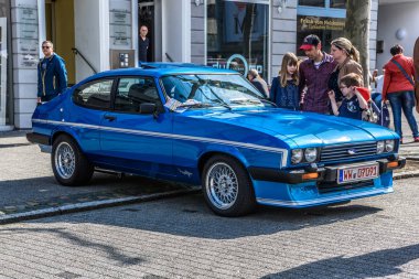 Almanya, Limburg - Nisan 2017: mavi Ford Capri Mk Iii 1978 Limburg an der Lahn, Hesse, Almanya.