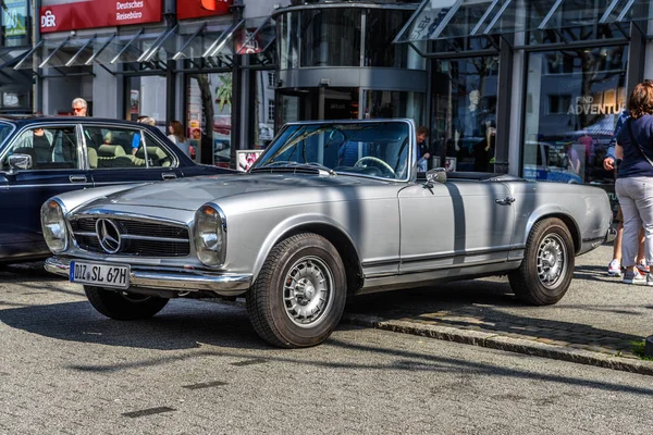 ドイツ リンブルグ 2017年4月 シルバーメルセデス ベンツW113 230 250 280 Cabrio 1963 — ストック写真