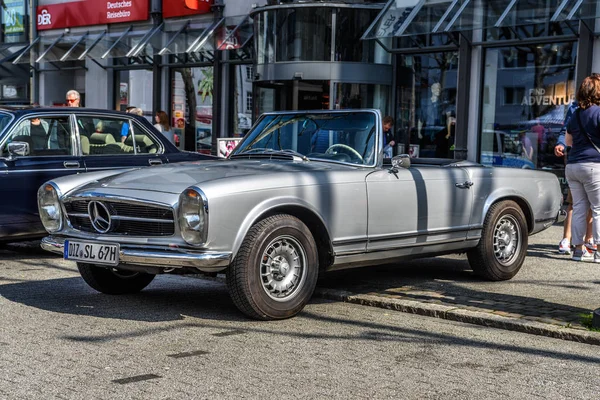 Niemcy Limburg Kwiecień 2017 Srebrny Mercedes Benz W113 230 250 — Zdjęcie stockowe