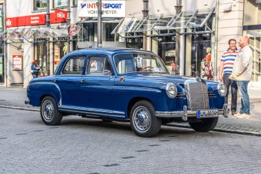 Almanya, Limburg - Nisan 2017: Mavi Mercedes-Benz W120 W121 1953 Limburg an der Lahn, Hesse, Almanya.