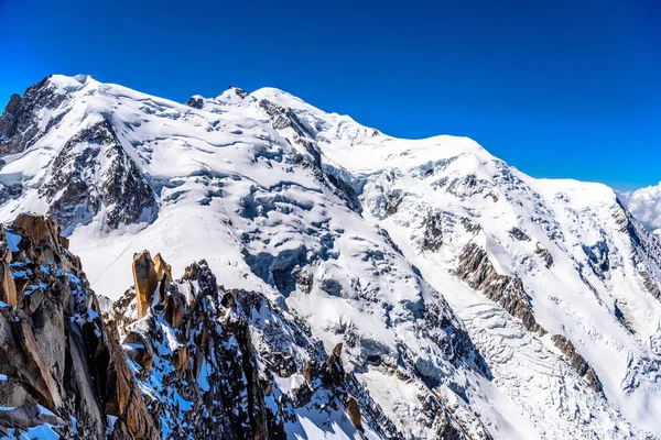 Montanhas nevadas Chamonix, Mont Blanc, Haute-Savoie, Alpes, França — Fotografia de Stock