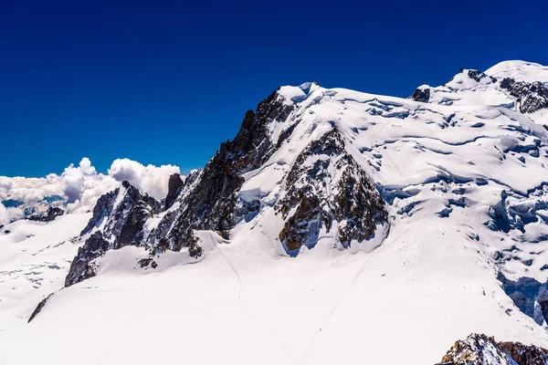 Montanhas nevadas Chamonix, Mont Blanc, Haute-Savoie, Alpes, França — Fotografia de Stock