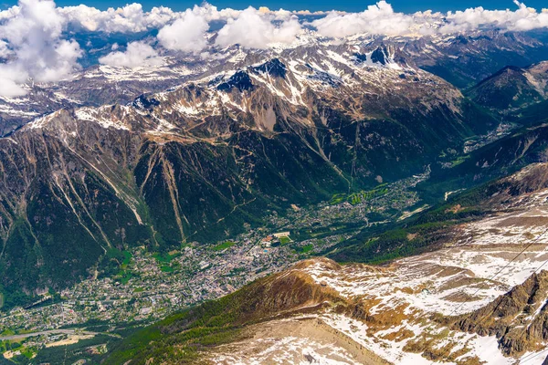 Долина з селами між засніжених гір Шамоні, МОН Блан — стокове фото