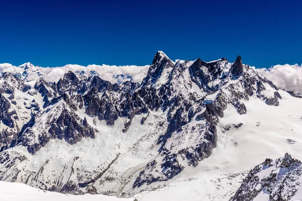 Montagne innevate Chamonix, Monte Bianco, Alta Savoia, Alpi, Francia — Foto Stock