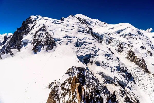 Montanhas nevadas Chamonix, Mont Blanc, Haute-Savoie, Alpes, França — Fotografia de Stock