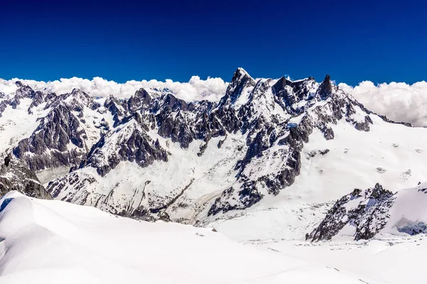 Montagne innevate Chamonix, Monte Bianco, Alta Savoia, Alpi, Francia — Foto Stock