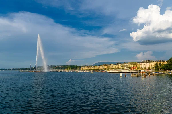 Shore av klar Genève sjö i Schweiz — Stockfoto