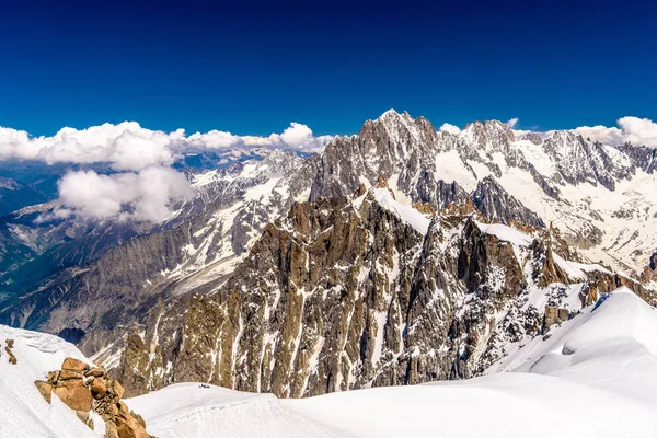 Montanhas nevadas Chamonix, Mont Blanc, Haute-Savoie, Alpes, França — Fotografia de Stock