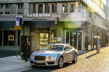 Geneva, İsviçre - Mai 2017: Bentley Continental Gt Cenevre, İsviçre'deki Arap Banka Yakındaki