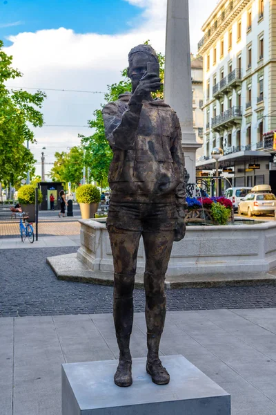 Monumento escultura moderna do homem com telefone móvel em Genebra, Sw — Fotografia de Stock