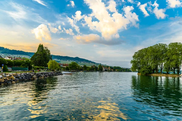Západ slunce s odrazy na krásném Ženevském jezeře, Švýcarsko — Stock fotografie