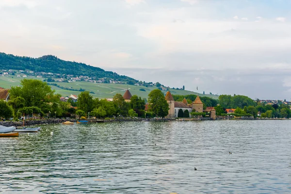 Pôr do sol com reflexões sobre belo lago de Genebra, Suíça — Fotografia de Stock