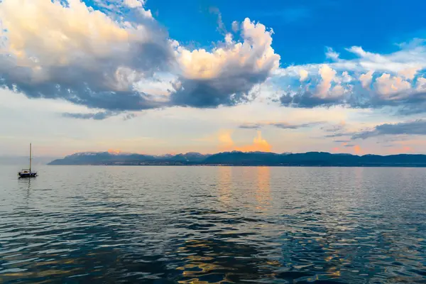 Pôr do sol com reflexões sobre belo lago de Genebra, Suíça — Fotografia de Stock